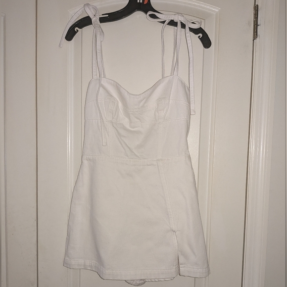 21. NWOT AMANDA UPRICHARD TAYLOR DENIM ROMPER - Picture 4 of 6